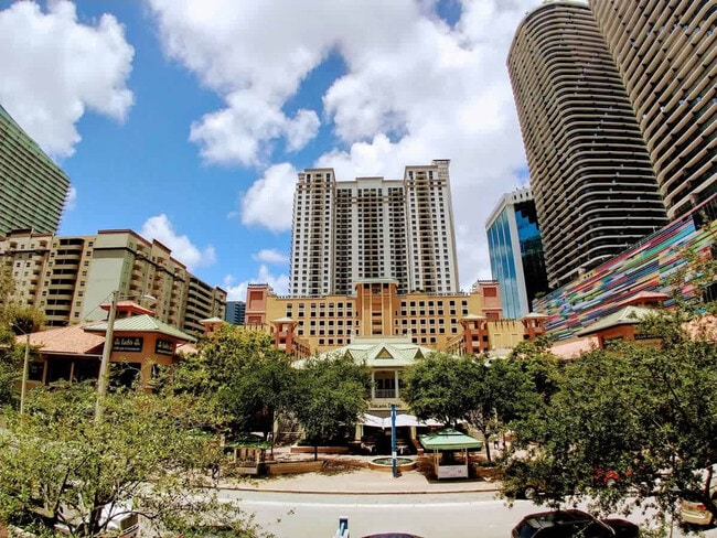 Foto del edificio - 999 Brickell Bay Dr