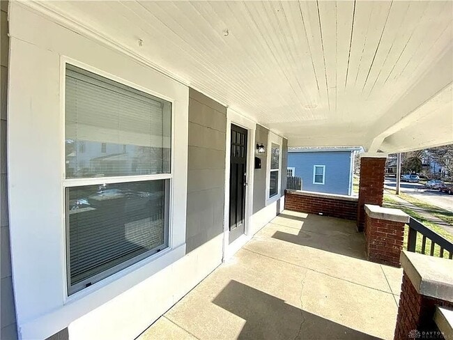 Building Photo - 100 E 3rd St