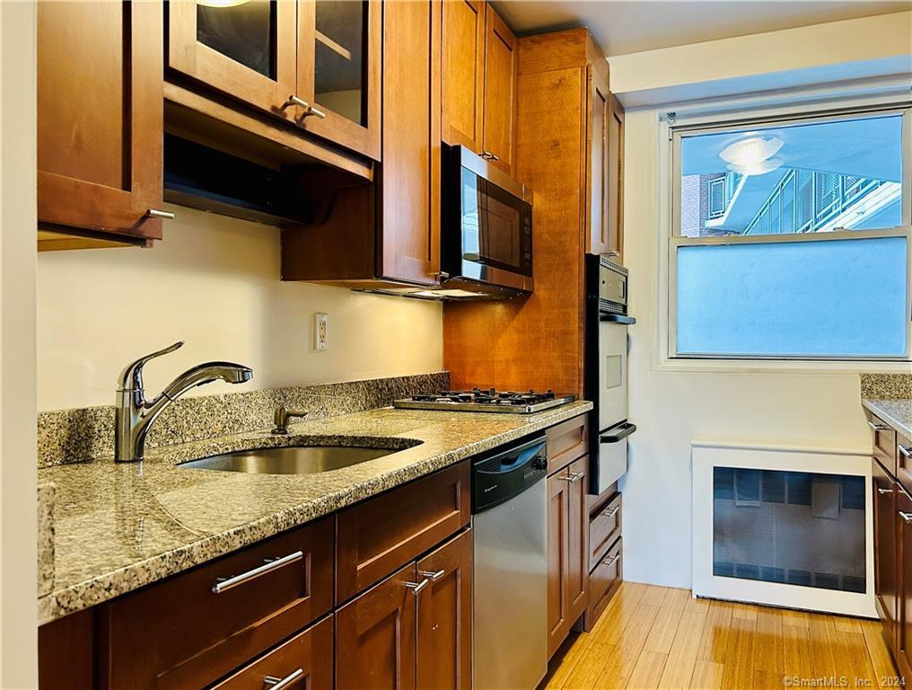 Primary Photo - 91 Strawberry Hill Ave