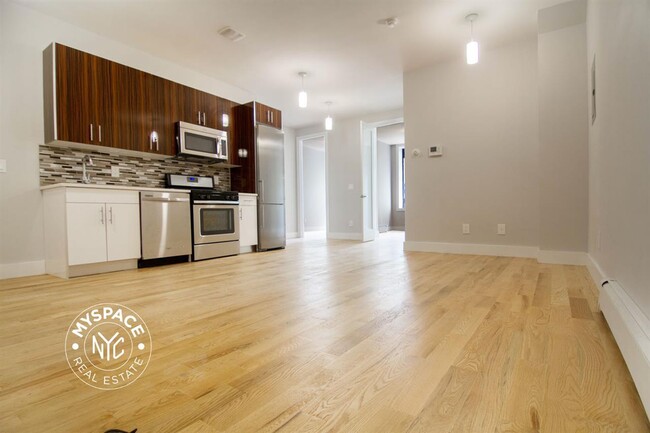 Building Photo - 1044 Putnam Ave