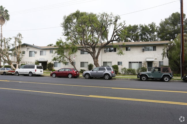 Building Photo - 13411 Moorpark St