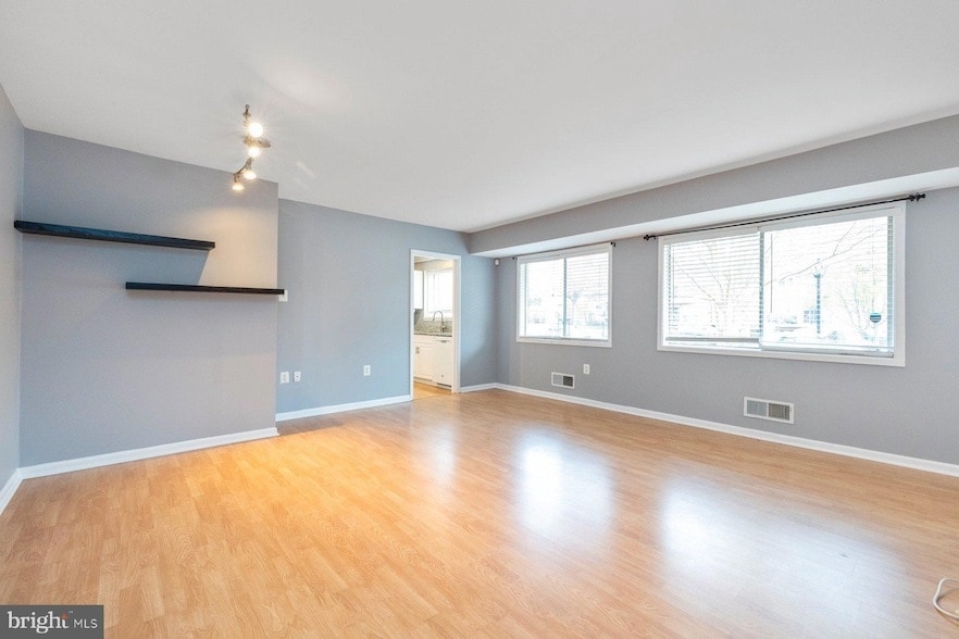 Foto principal - 10620 Weymouth St