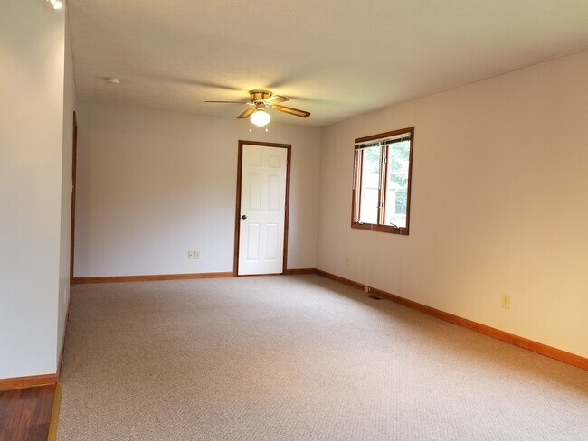 Building Photo - * August 2025* GREAT 3 bed House!!