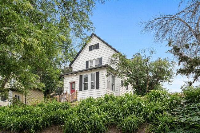 Building Photo - 422 Lawson Ave W