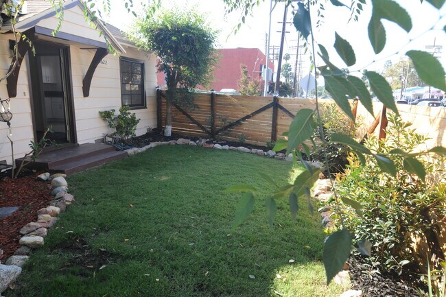 Foto del edificio - 5622 Hazeltine Ave