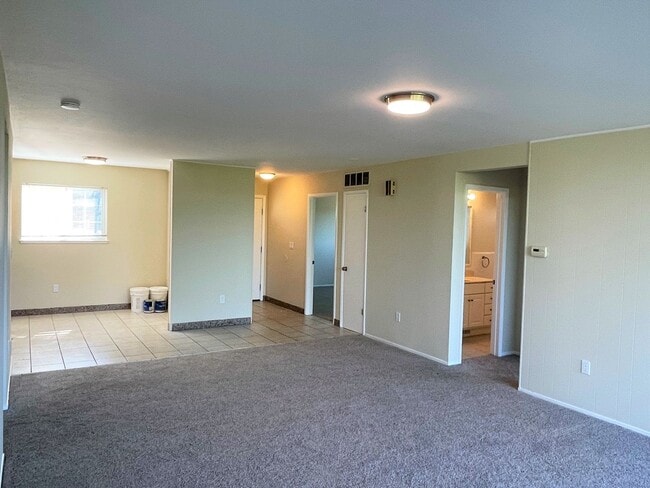 Building Photo - Beautiful 3 bedroom, 2 bathroom home in du...