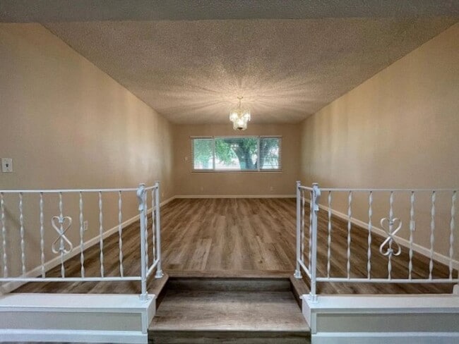 Building Photo - Beautifully Remodeled 5bd Single Story House