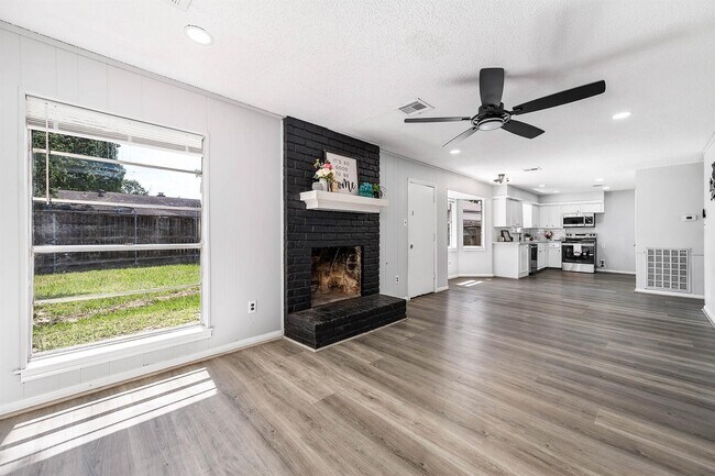 Building Photo - 9014 Landwood Dr