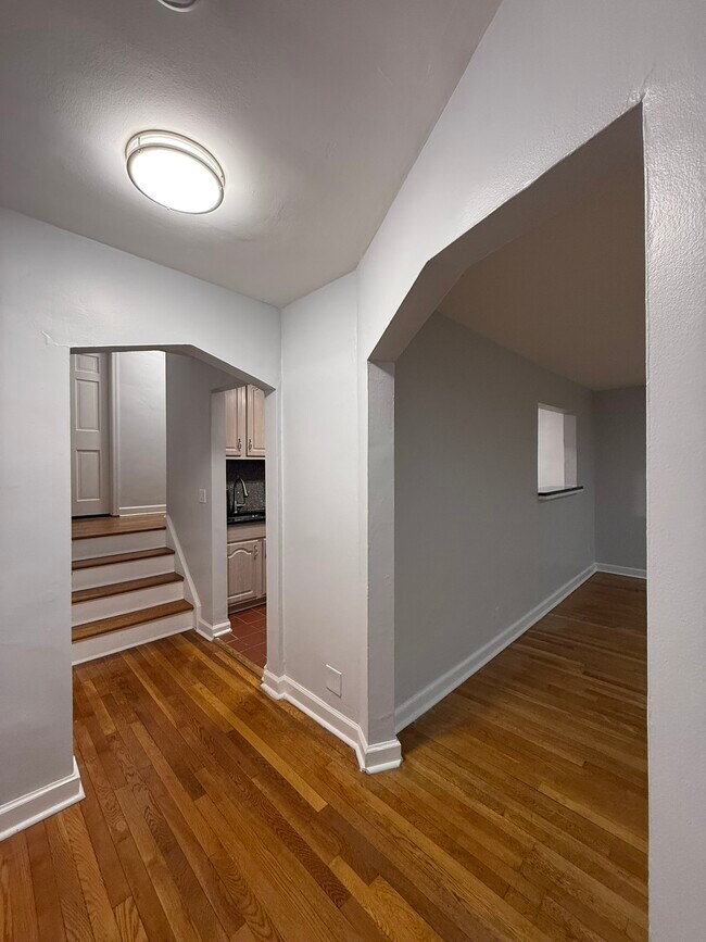 Dormitorios en un nivel diferente - 530 Broad Ave