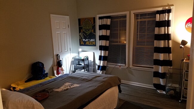 Building Photo - 221 Long St