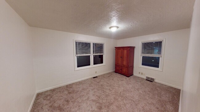 Foto del edificio - Hardwoods, Landscaped Spacious Yard, Pet F...