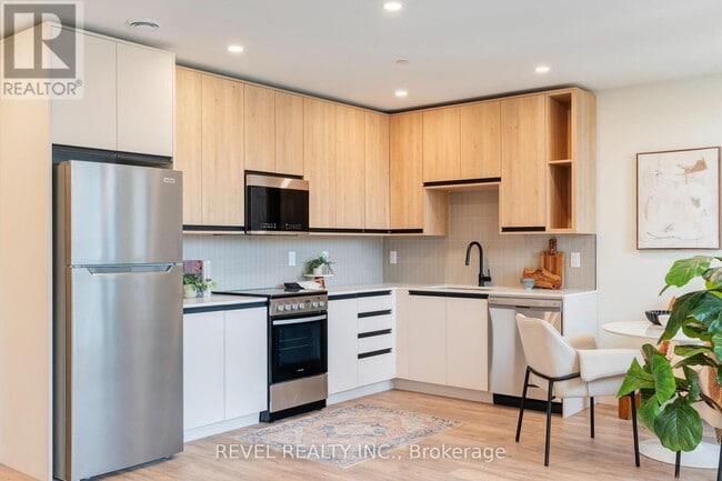 Building Photo - 4390 Hillview Dr