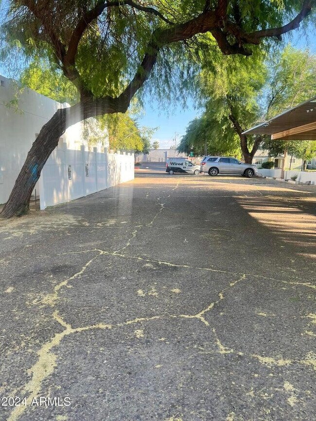 Foto del edificio - 5908 West Myrtle Ave