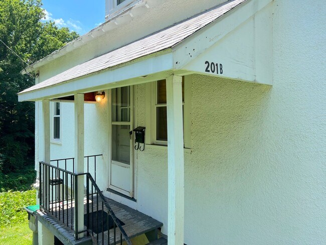 Foto del edificio - 201 Shamrock Rd