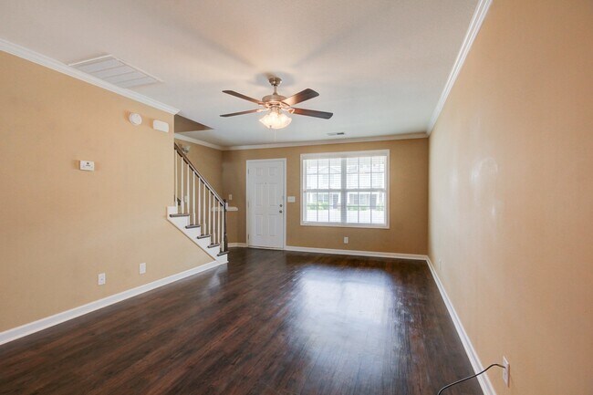 Foto del edificio - Beautiful Town Home Across From Tennova and Minutes to I-24 With Hardwood Flooring