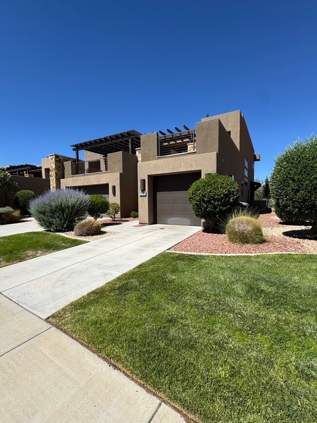 Building Photo - 1610 W Canyon Tree Dr