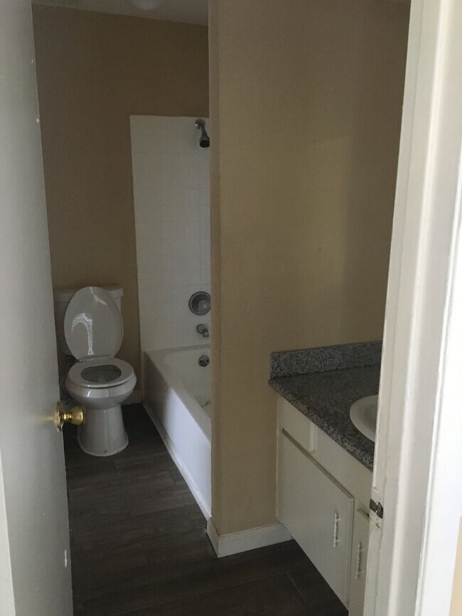 Foto del edificio - 2 BR 1.5 BA Two Story Townhome