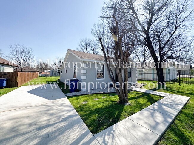 Building Photo - 203 Ave. B - Cozy 3 Bedroom, 1 Bathroom Ho...