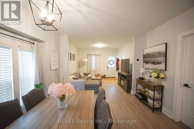 Photo du bâtiment - 50 Pelham Rd