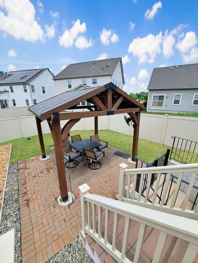 Building Photo - COMING SOON! 6/Bedroom, 5 Bathrooms, 3-Lev...