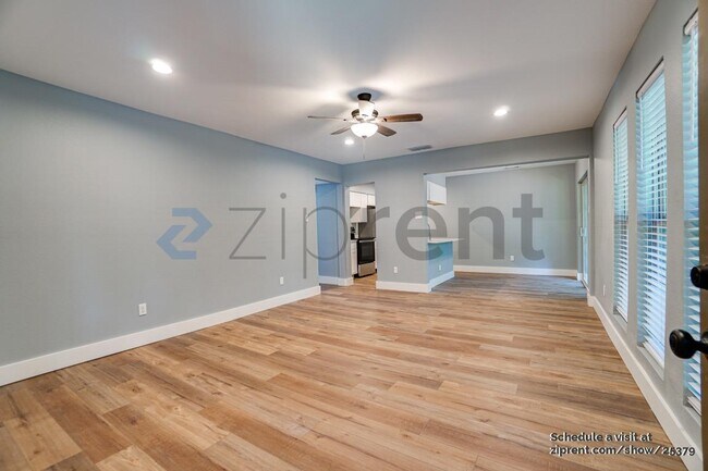 Foto del edificio - 5820 Sandhurst Ln