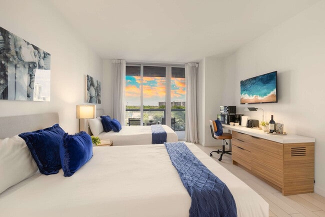 Building Photo - 2602 E Hallandale Beach Blvd