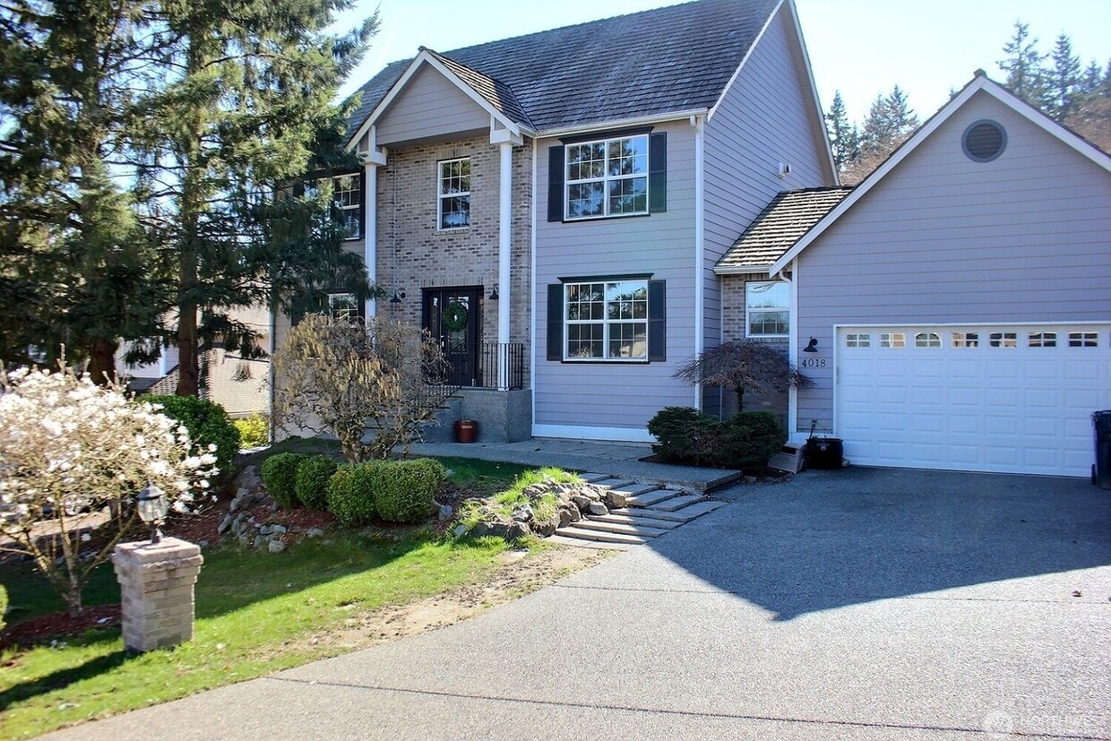 Foto principal - 4018 52nd St NE