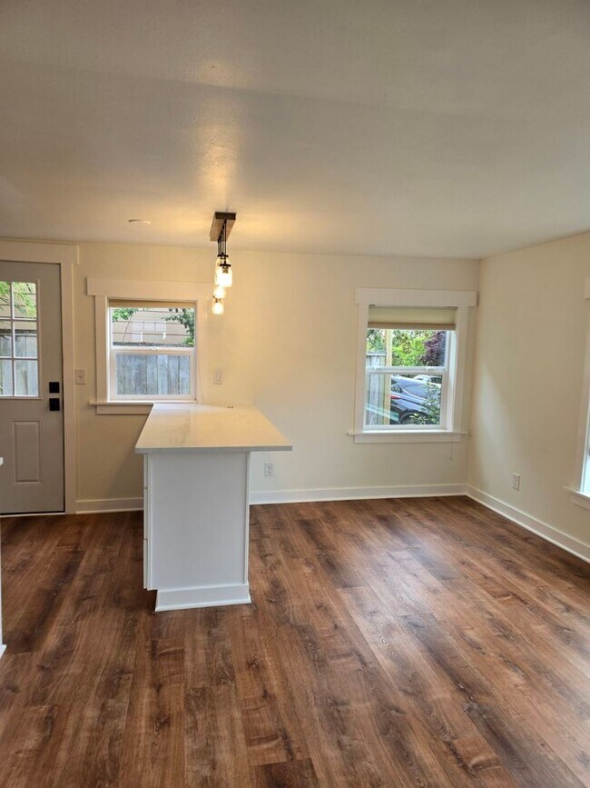 Foto del edificio - West Seattle cottage Available NOW!  1 bed...