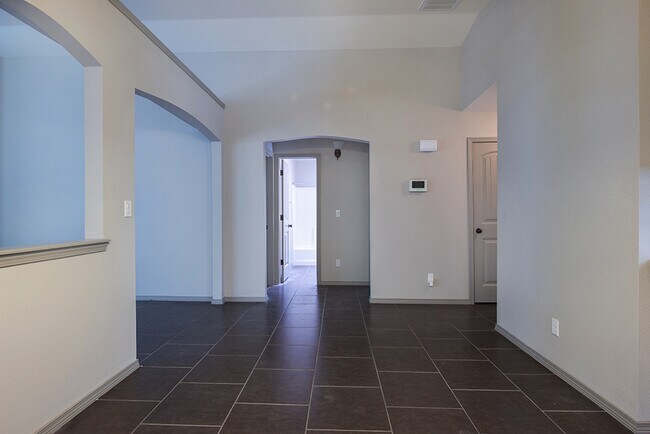 Building Photo - Beautiful home great price! Open house on ...