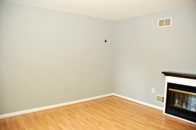 Foto del edificio - Charming End-Unit Townhouse in Mt. Airy Manor Community