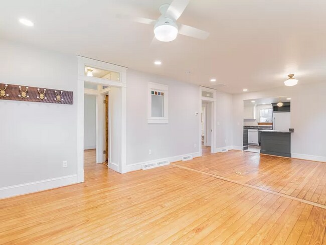 Foto del edificio - Beautifully Restored Belmont Gem With Fenced Yard