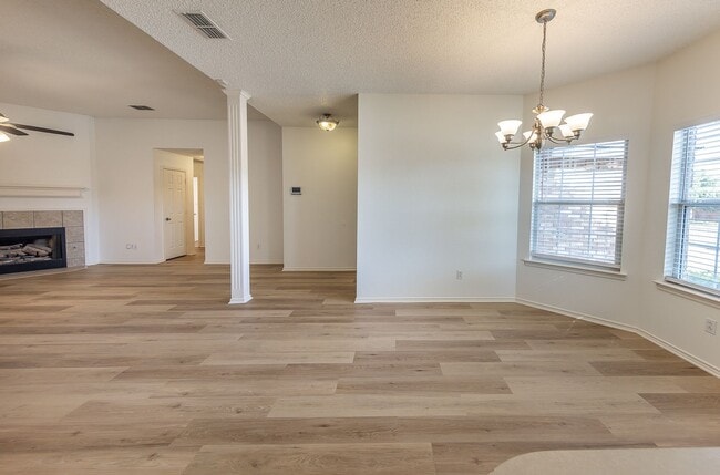 Building Photo - 3 Bed 2 Bath Move In Ready!