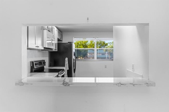 Building Photo - 6075 N Sabal Palm Blvd