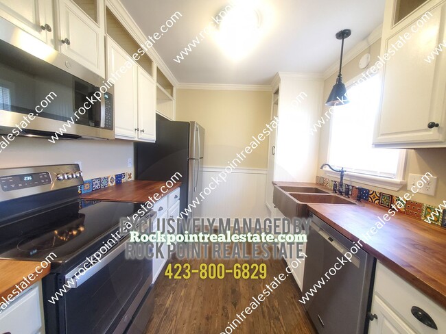 Building Photo - Adorable 3/2 in the Fairyland neighborhood...