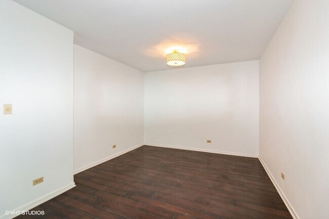 Foto del edificio - Large 1 Bed/Bath Evanston Condo with TWO P...
