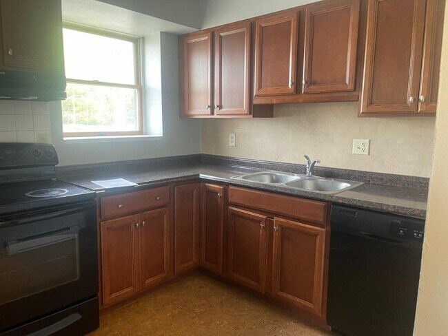 Building Photo - 654 Spencer Rd