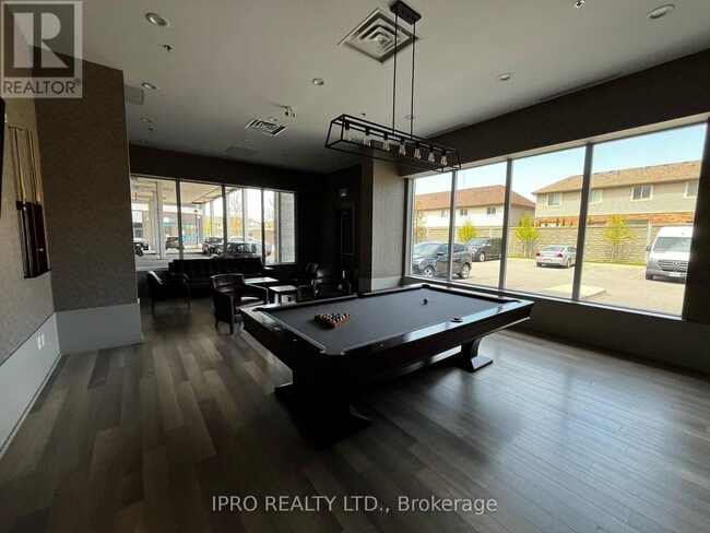 Photo du bâtiment - 550-550 N Service Rd