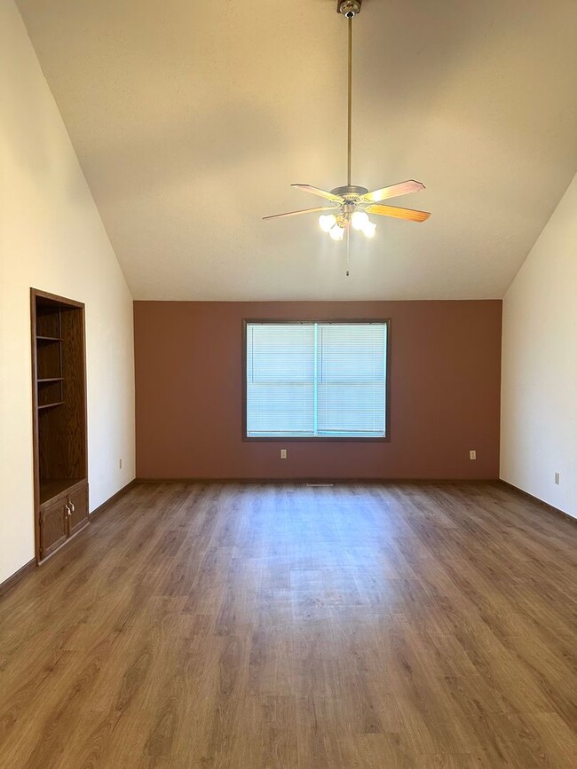 Building Photo - 3115 W Raynell St