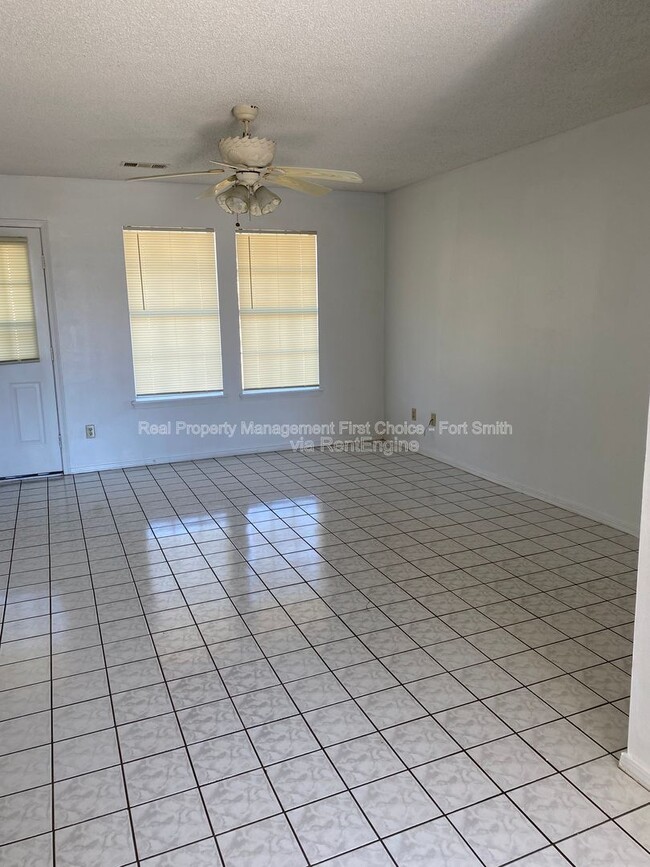 Foto del edificio - 3505 Ridgeway Dr