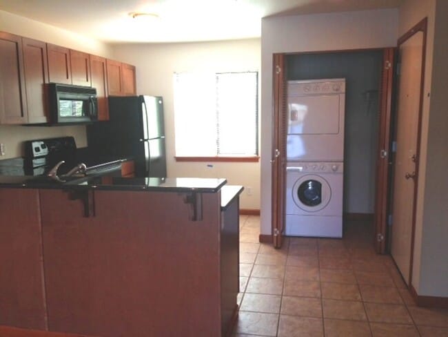 Foto del edificio - Adorable 1 bedroom, 1 bath water view condo available immediately! Water/sewer/trash/parking incl...