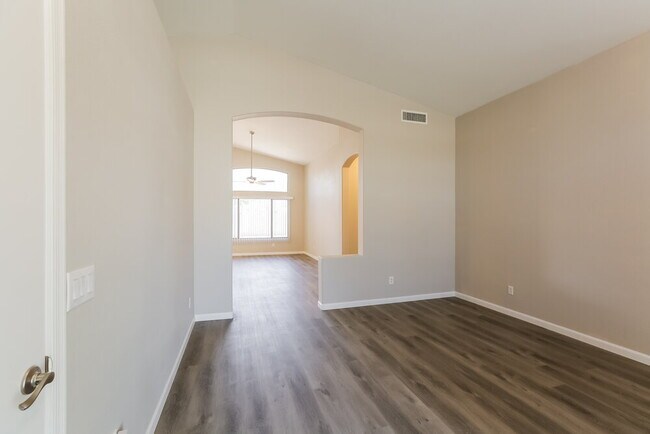 Building Photo - 2411 E Augusta Ave