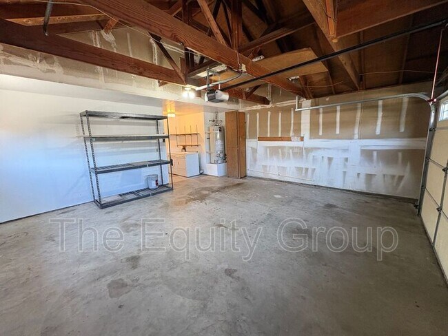 Building Photo - 519 N Aspen St