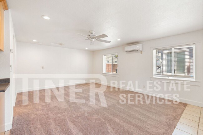 Foto del edificio - 652 Dittmar Way