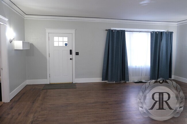 Building Photo - Large 3bd2ba Home in Central Yakima