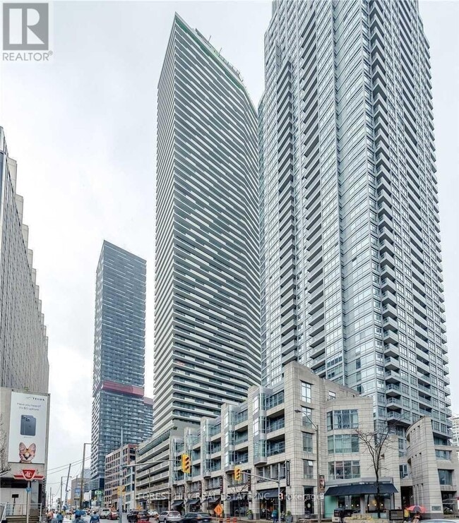 Building Photo - 2221-2221 Yonge St
