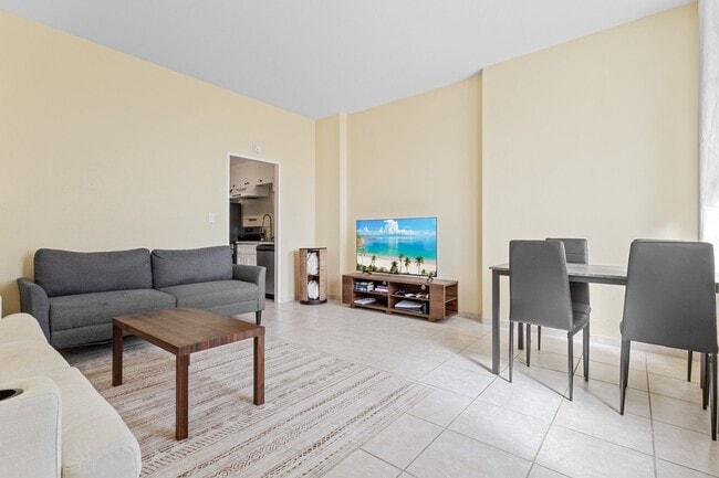 Building Photo - Charming 1BR Condo in Honolulu