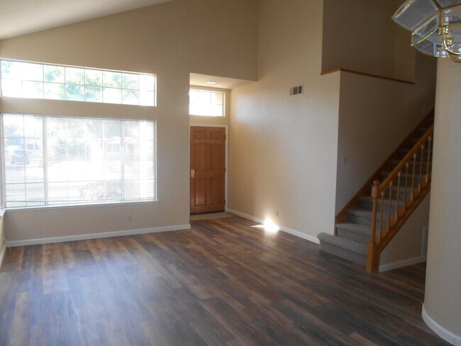 Foto del edificio - Wonderful 3 Bedroom home with 3 car garage.