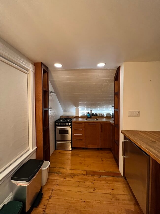 Building Photo - 9 Laurel St