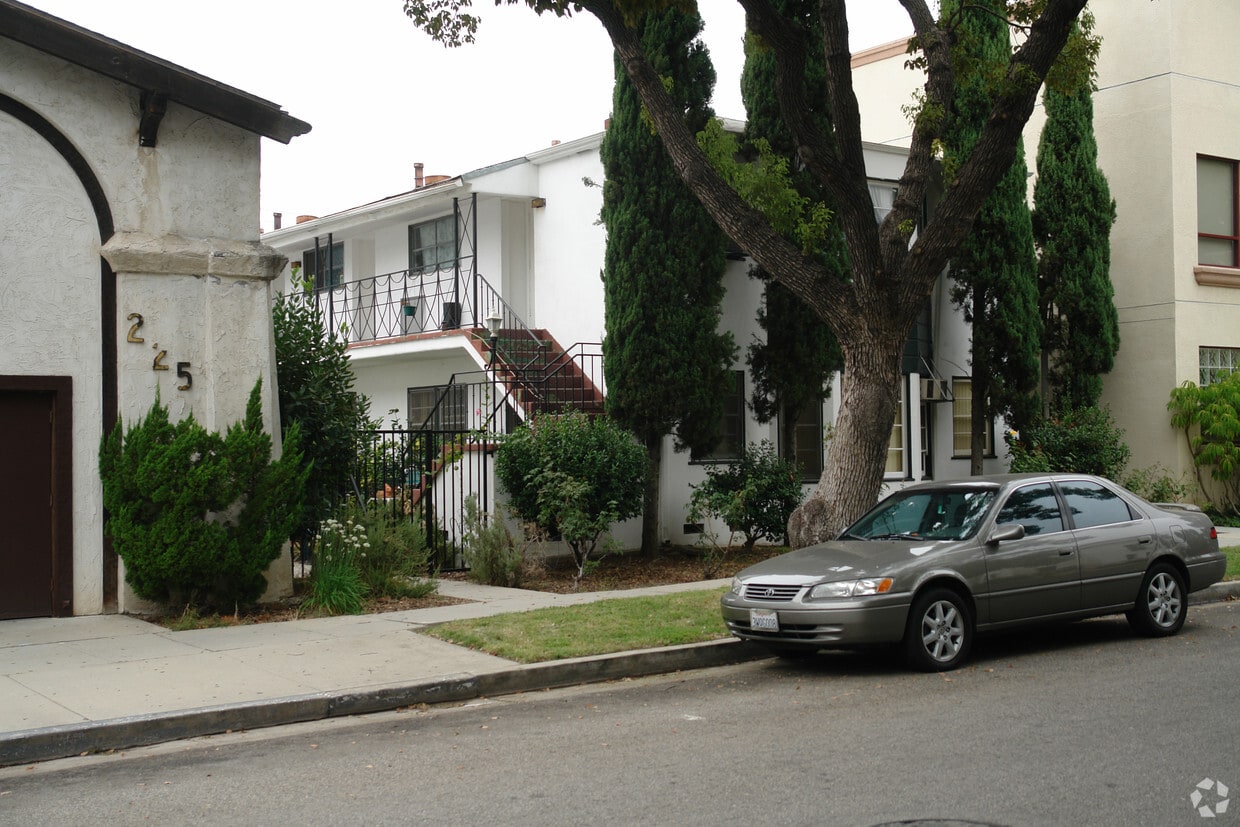 Primary Photo - 221 S Kenwood St