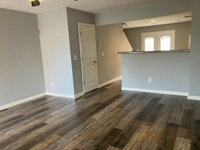 Building Photo - ***MOVE IN READY*** Heritage Place Townhom...